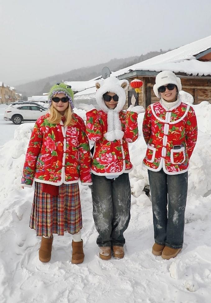 ▲南方游客在黑龙江二浪河风景区民宿前合影。受访者供图