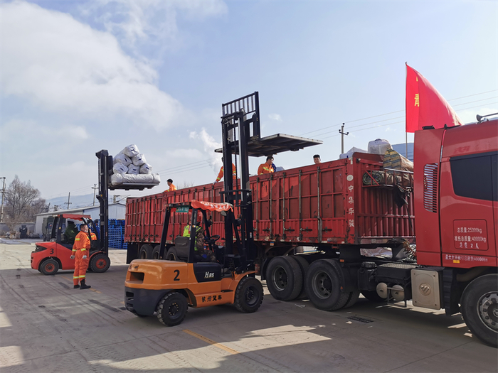 物资紧急装车运往灾区。青海省应急管理厅供图