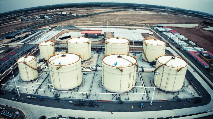 巴彦油田临河联合站的储油罐。