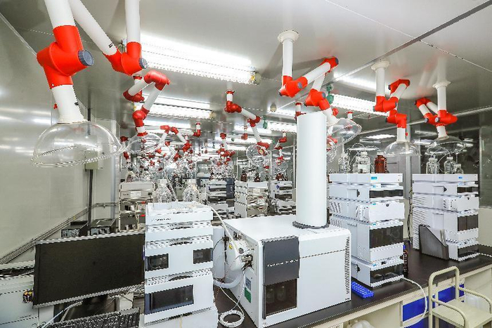 片仔癀药业为国家高新技术企业、国家技术创新示范企业，图为片仔癀研究院分析实验室。