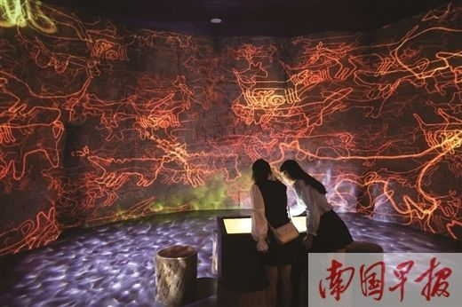 两名“City walk”游客在广西博物馆内沉浸式观展。记者 邹财麟 摄
