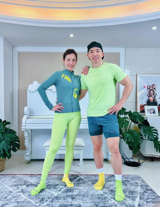 不同于其他健身博主，妻子王婉霏（VIVI）的加入，改变了刘畊宏直播间的授课模式。  受访者供图