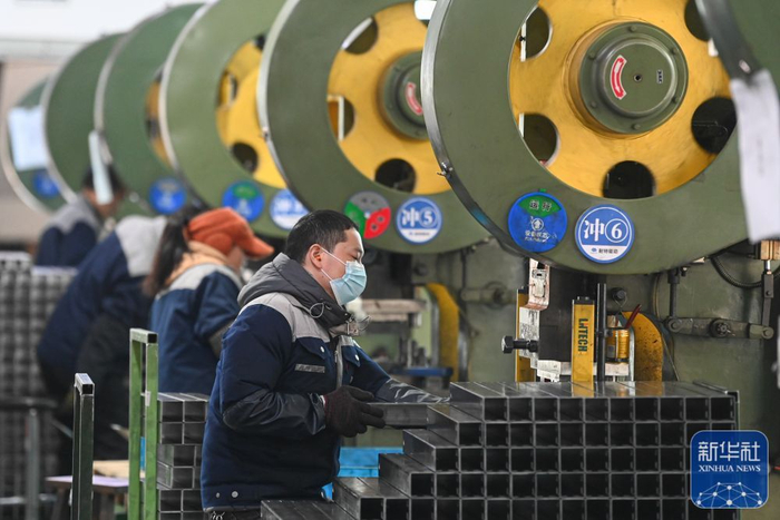 12月27日，工人在位于嵊州市三江街道的耐特驱动科技有限公司的冲压车间作业。