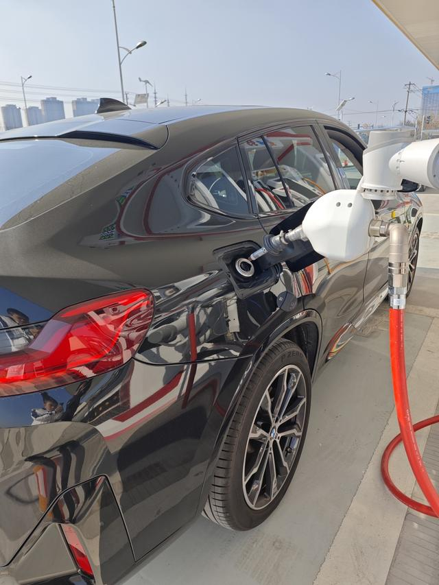 加油机器人找到油箱口。 朱凌君 摄