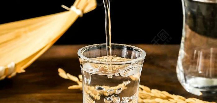 千里江山酒除了滋味深厚，包装以千里江山图为灵感之源，不愧是经典之作，独有一份高华气质。