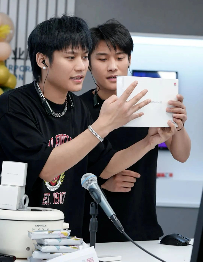 直播带货中的大杨哥和小杨哥/图源：三只羊网络