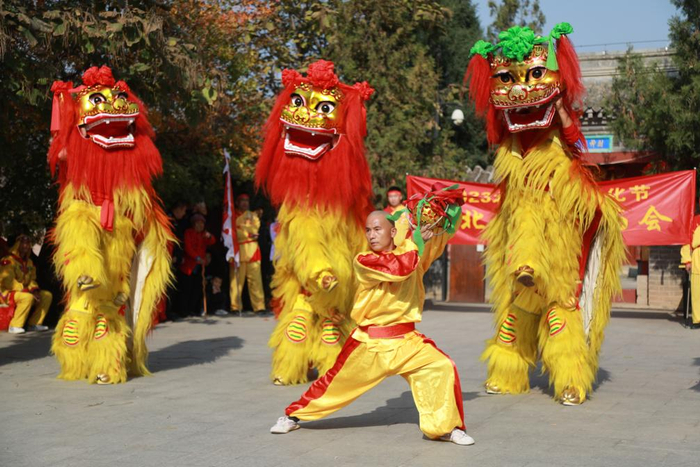 　　10月28日，古北口长城庙会上的舞狮表演。新华社记者夏子麟 摄