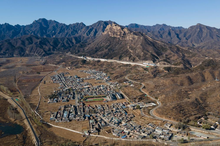   这是古北口长城卧虎山段脚下的古北口镇河西村，被评为“中国传统村落”（11月14日摄，无人机照片）。新华社记者陈钟昊 摄