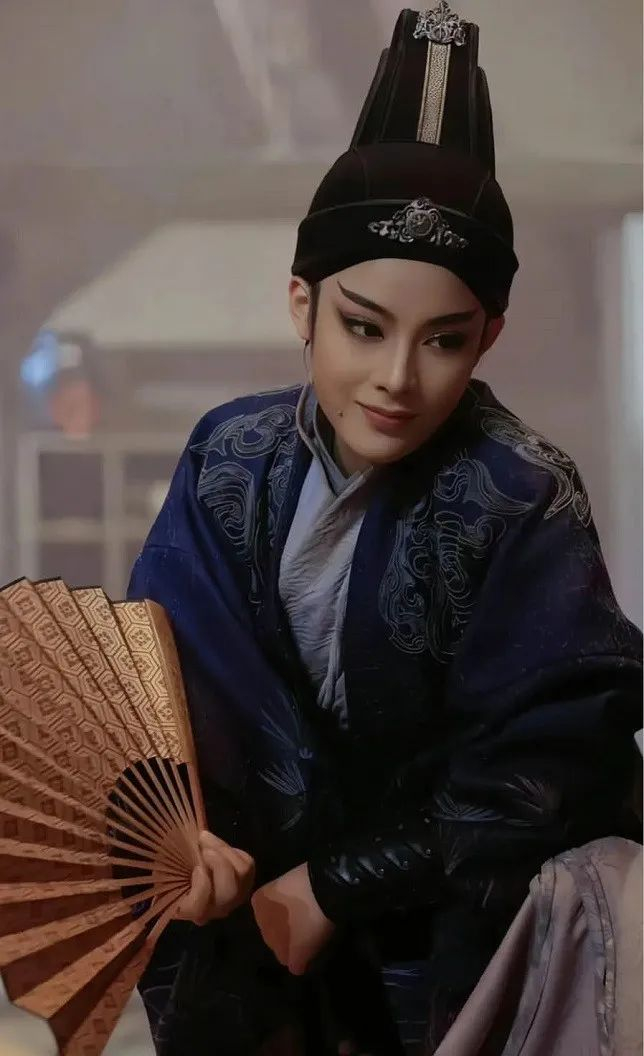 上图：贾廷邪魅一笑，引无数粉丝竞折腰。