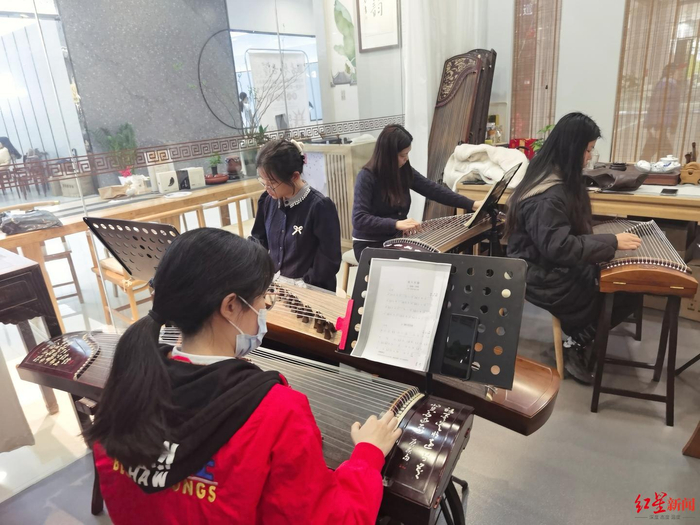 ▲深圳夜校古筝课堂