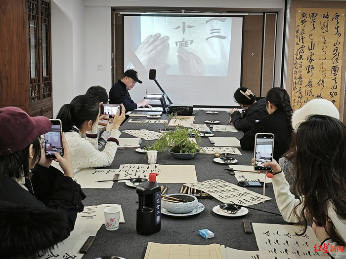 ▲夜校书法课堂，老师讲解演示笔法