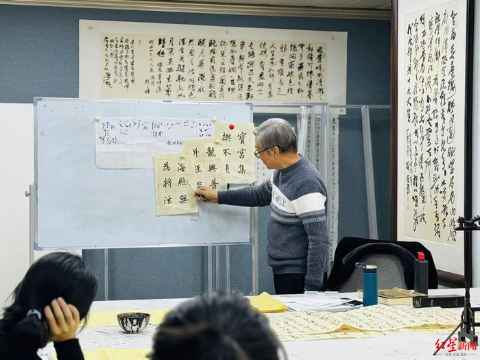 ▲成都夜校书法课堂，老师讲解演示笔法