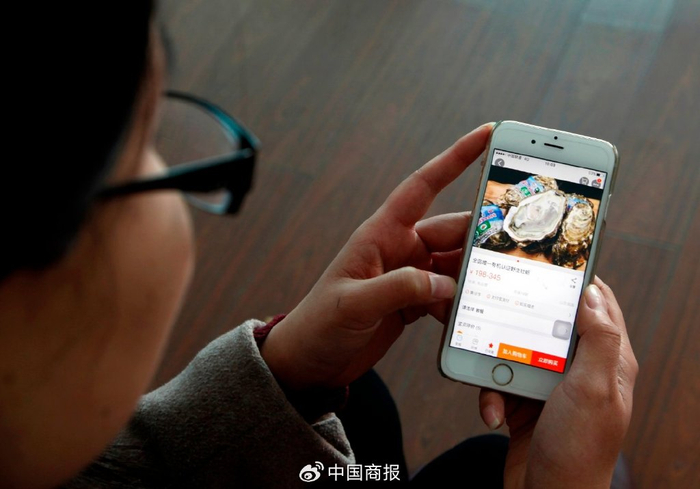 威海南海新区小观镇大学生村官邵春玥在查看网店的销售情况。（图片由CNSPHOTO提供）