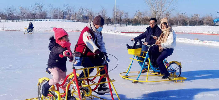 　　城市绿心森林公园冰雪嘉年华活动启幕，市民畅享冬日时光。记者 唐建/摄