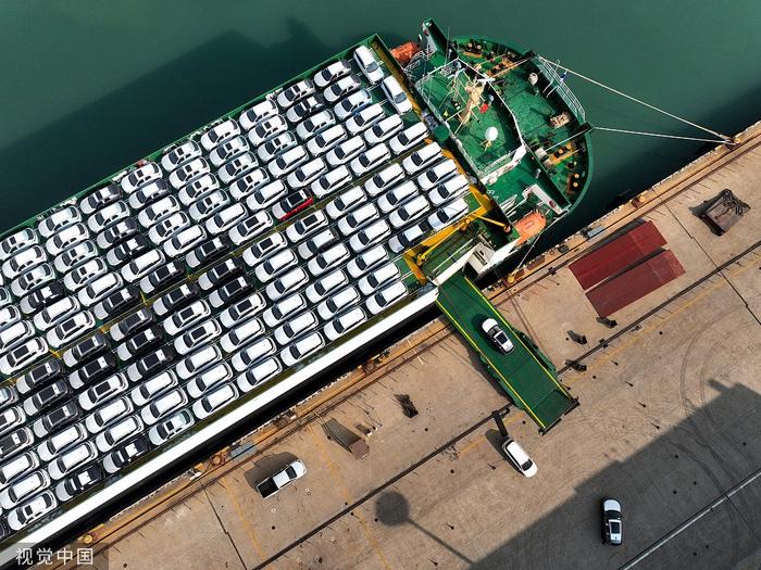 2023年12月5日，江苏连云港港东方港务分公司码头，滚装轮停靠在59泊位装载出口汽车。图片来源：视觉中国