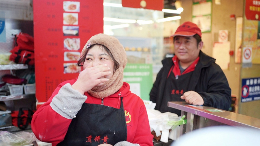 ▲以往煎饼村的“外乡人”，在上海买房置地成为“新城市人”。（摄影 樊琪）