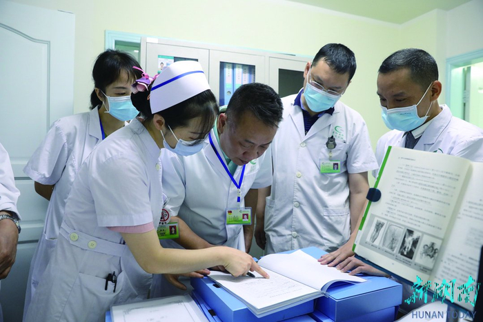 为保证医疗质量与安全，湘潭市中心医院主要负责人到临床科室开展医疗查房。 刘超 摄