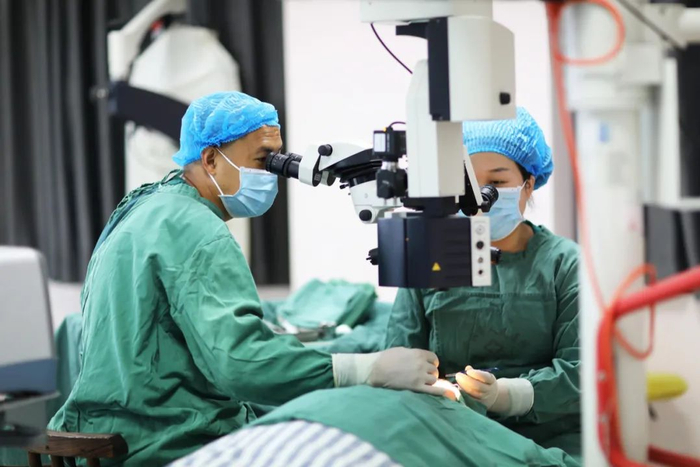 眼科医生为患者实施白内障手术 新华社发（王长育 摄）