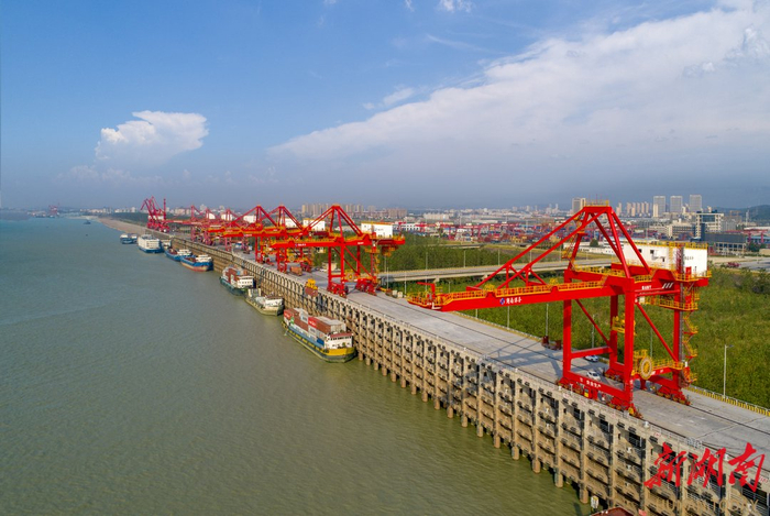 岳阳城陵矶国际集装箱码头一片繁忙。