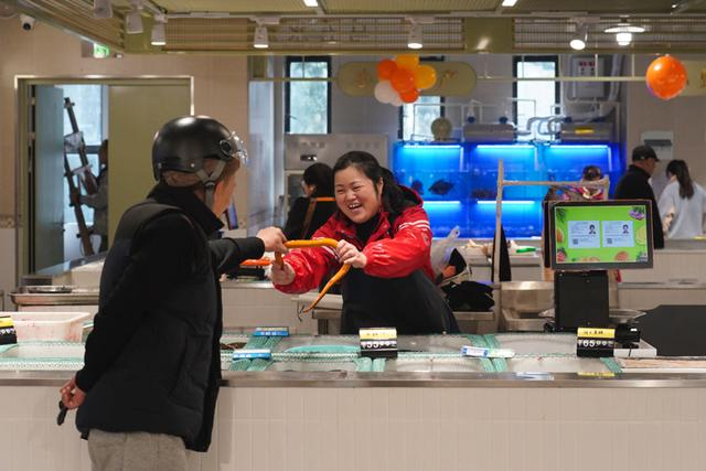 复中市集水产摊位 朱亮 摄