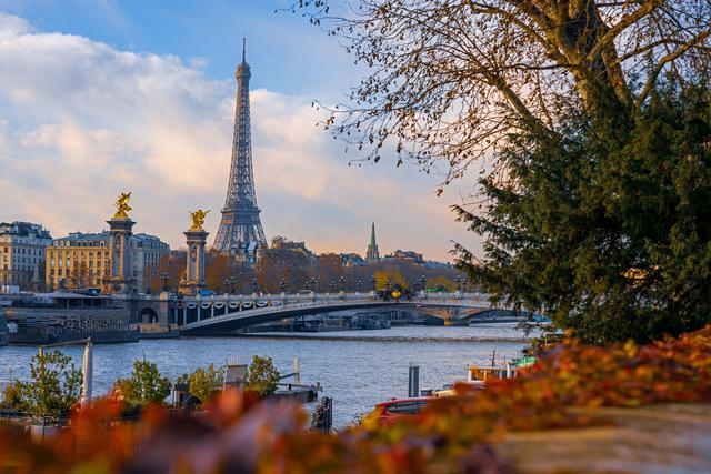 当地时间12月25日，法国巴黎，埃菲尔铁塔。图/IC photo