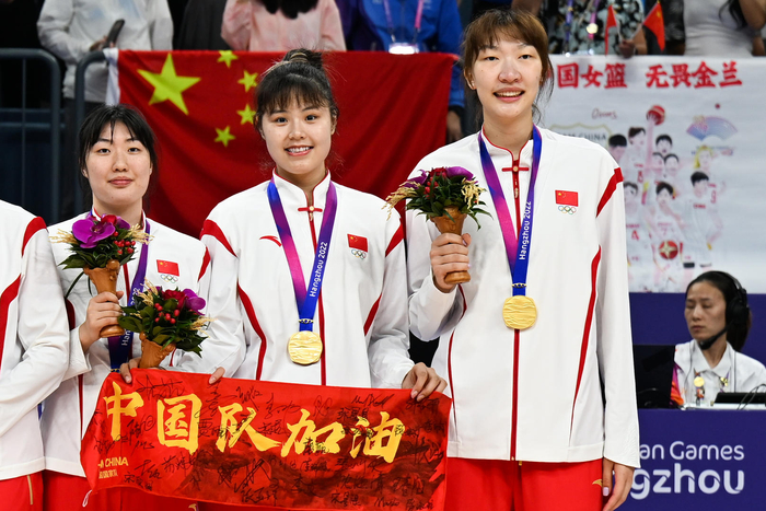 2023年10月5日，杭州亚运会，中国女篮战胜日本队夺金，图中从左到右为罗欣棫、李月汝、韩旭 图据视觉中国