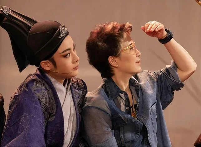 上图：茅威涛告诫陈丽君“后面要怎么样做更好的作品，这是正道。”