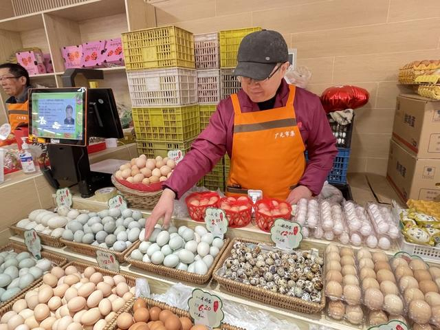 在广元菜场经营十余年的摊主崔哲 舒抒 摄