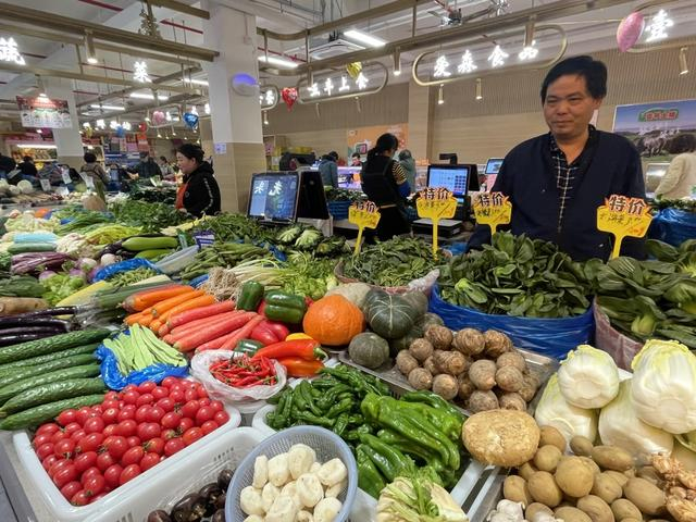 广元菜场一家蔬菜摊位，每天销售60余种蔬菜 舒抒 摄