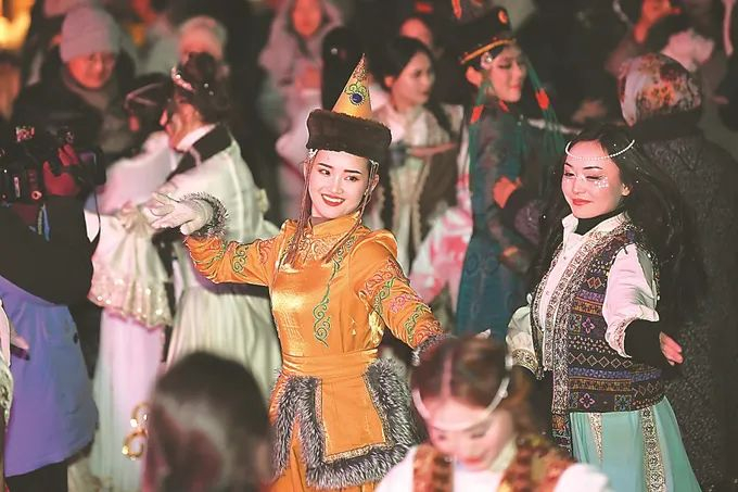 特克斯“盛世华疆·九宫城游园”点亮夜经济。万程鹏 摄