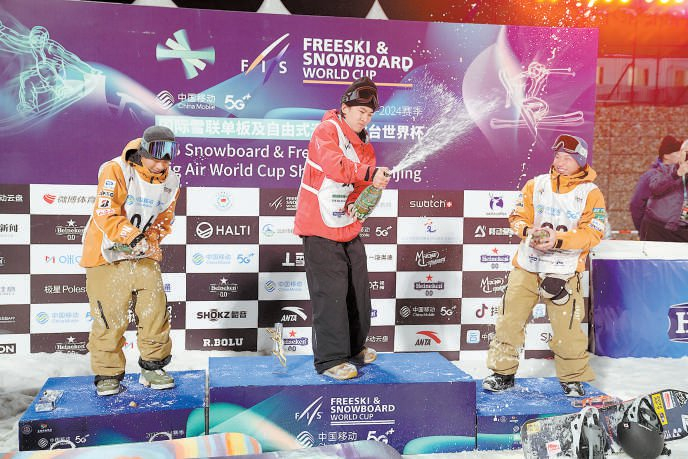 12月2日，国际雪联大跳台世界杯在首钢举行，图为苏翊鸣庆祝夺冠。 本报记者 刘平 摄