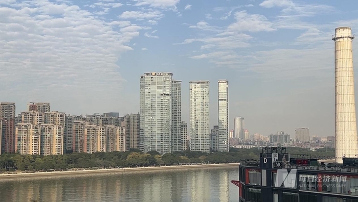 王国安的办公室阳台可以望见珠江对面的汇悦台（图中间若干栋高层建筑物） 图片来源：每经记者 王帆 摄