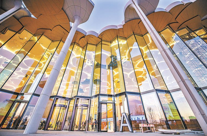 　　夜幕下的图书馆屋顶灯光璀璨。本报记者 潘之望摄