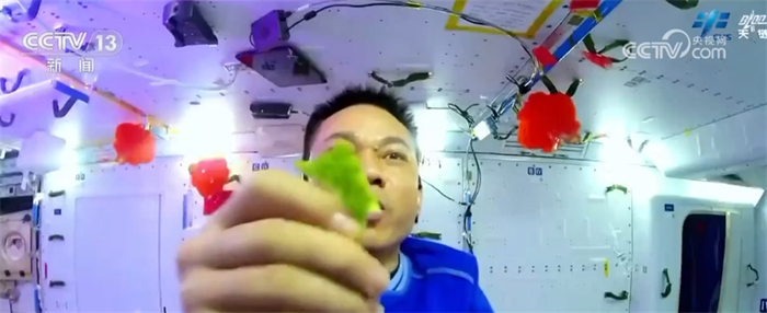 在太空，不仅可以边吃饭边看电视，还能随时品尝太空菜园里的蔬菜