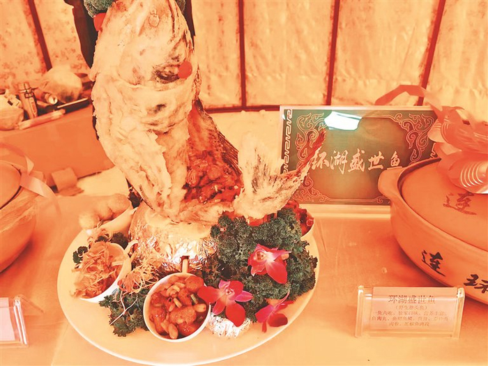     周长来现场制作的菜品。    本报记者 荆天旭摄