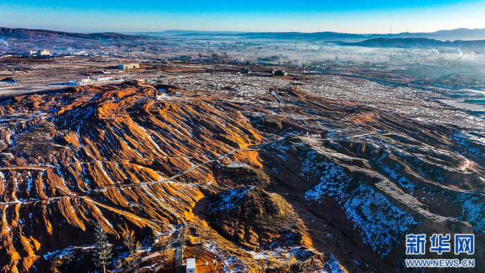 12月24日，靖边龙洲波浪谷丹霞景区晨雾景观。