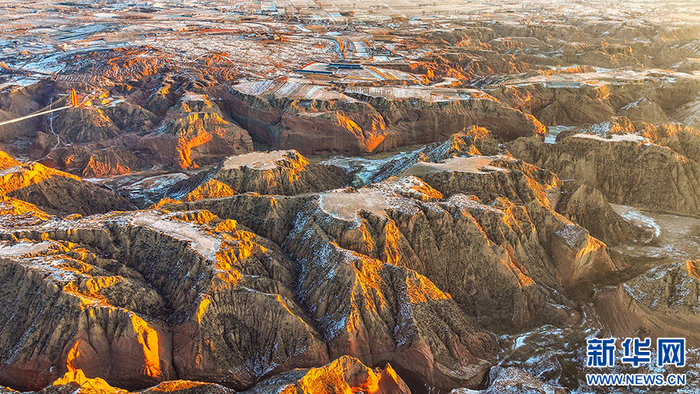 12月24日，朝霞下靖边县龙洲波浪谷丹霞景区漫波的红砂岩。
