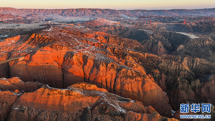 12月24日，靖边县龙洲波浪谷丹霞景区的色彩随着光影的变化而变换成不同的色块，奇妙无比。