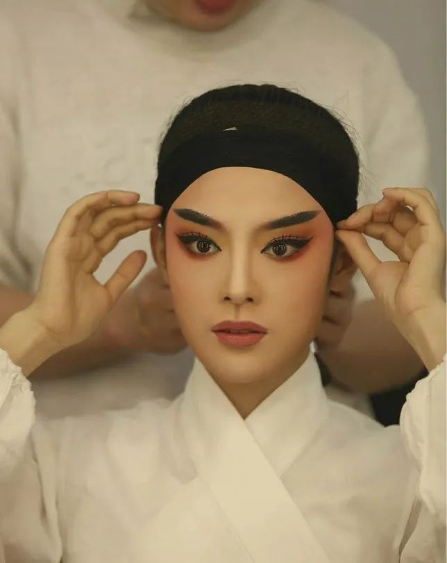 上图：90后青年越剧演员陈丽君。