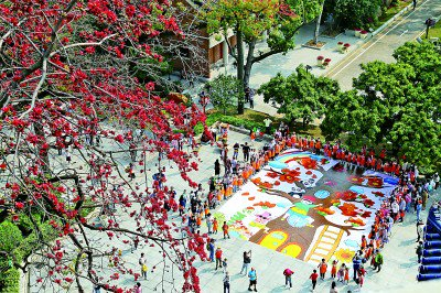 在广州市，中山纪念堂里350多岁高龄的“木棉王”见证百童同绘英雄花。 刘慧鹏摄/光明图片