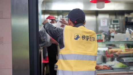 ▲线上采购帮助煎饼小店减轻采购负担，送货上门更加省时省力。（摄影 樊琪）