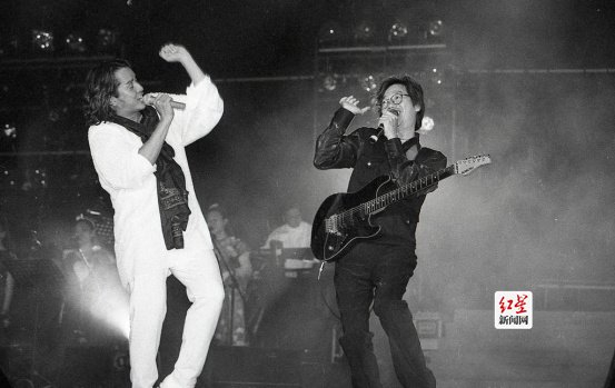 ▲1998年，谭咏麟在成都举行演唱会