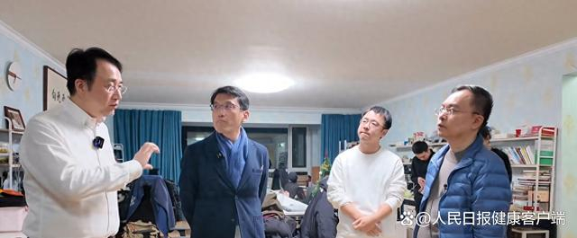 樊东升（左一）与蔡磊（右一）交流药物临床研究进展。“破冰驿站”视频截图