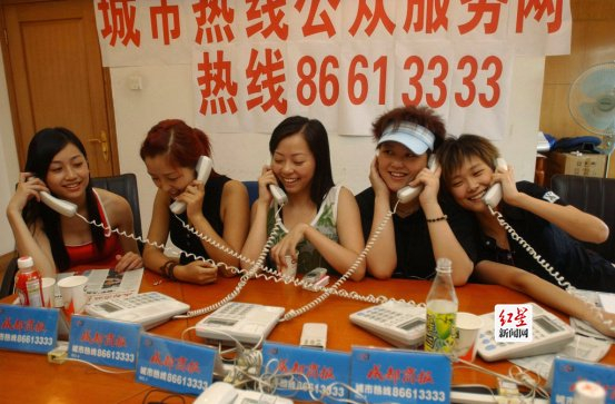 ▲2005年，超级女声成都赛区决赛前，李宇春、张靓颖、何洁、冯家妹、文瑶在报社接听电话