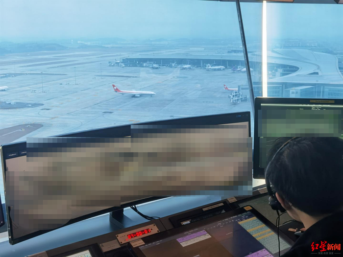 ▲成都天府国际机场机坪塔台管制员正在工作