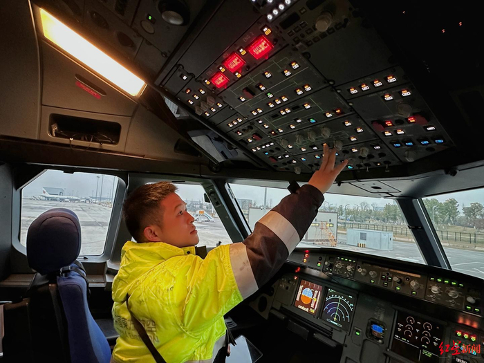 ▲东航机务人员正在检查