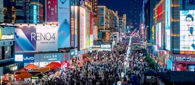 台东步行街夜景 图源：都荟里公众号