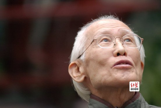 ▲2004年，诗人余光中在成都