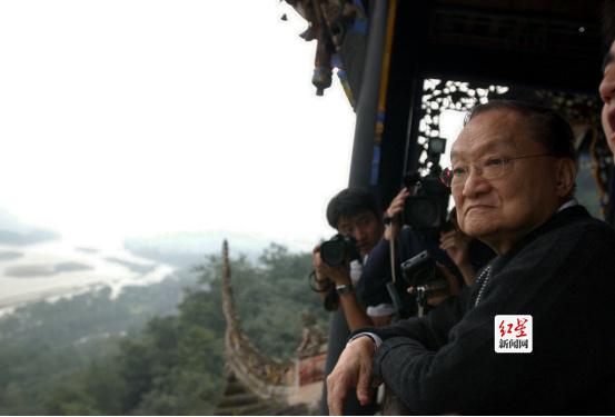 ▲2005年，作家金庸参观都江堰