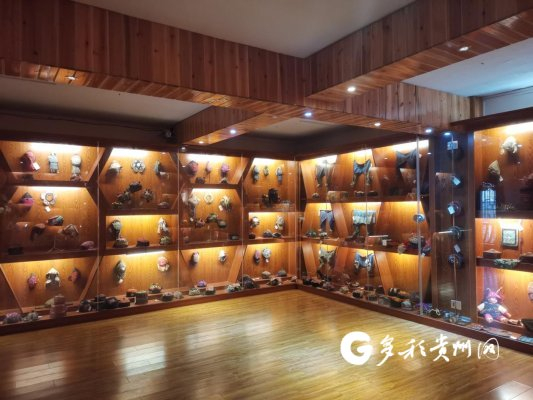 博物馆二楼，展出不少精美的帽子与手工包